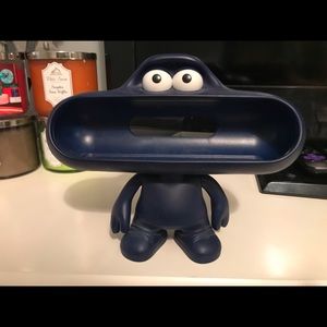 Beat pill speaker holder